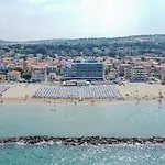 아파트 Luxury Seafront Apartment, Parking And By Host Hero 시비타노바 마르셰