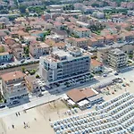 아파트 Luxury Seafront Apartment, Parking And By Host Hero