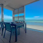 Luxury Seafront Apartment, Parking And By Host Hero 아파트