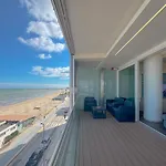 アパート Luxury Seafront Apartment, Parking And By Host Hero チヴィタノーヴァ・マルケ