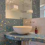 Luxury Seafront Apartment, Parking And By Host Hero 아파트 *
