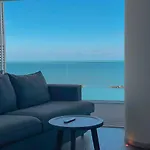 Luxury Seafront Apartment, Parking And By Host Hero 아파트