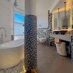 아파트 Luxury Seafront Apartment, Parking And By Host Hero 시비타노바 마르셰