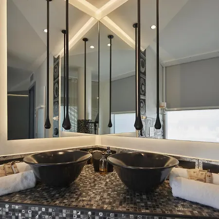 Luxury With Parking By Host Hero דירה