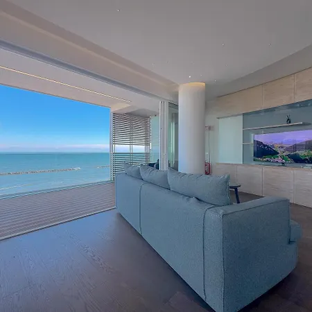 Luxury Seafront Apartment, Parking And By Host Hero Apartment