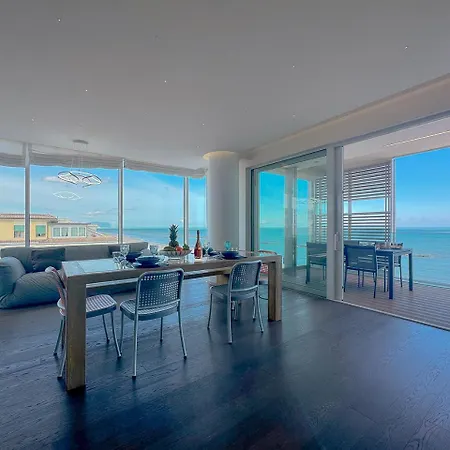 아파트 Luxury Seafront Apartment, Parking And By Host Hero