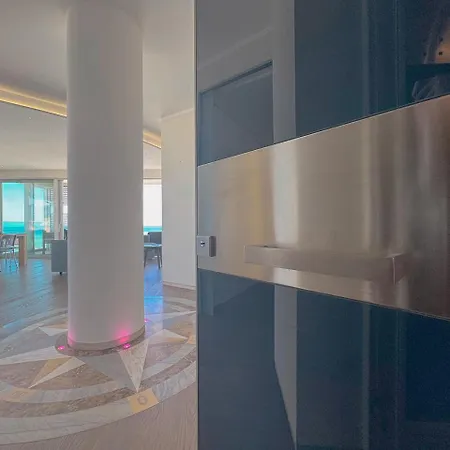 Luxury Seafront Apartment, Parking And By Host Hero 아파트 *