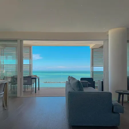 아파트 Luxury Seafront Apartment, Parking And By Host Hero 시비타노바 마르셰