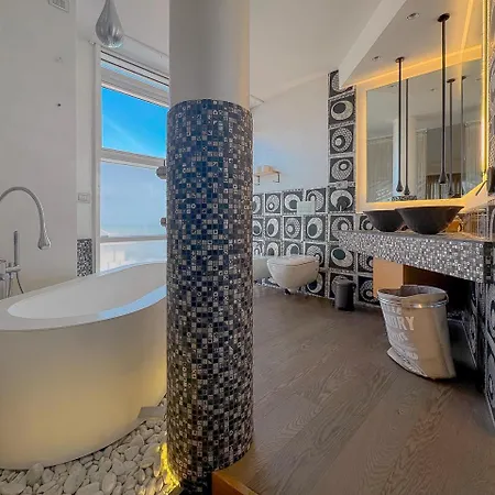 Apartment Luxury Seafront Apartment, Parking And By Host Hero Civitanova Marche