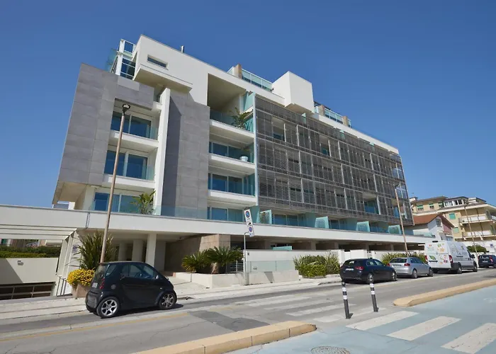 Luxury Seafront Apartment, Parking And By Host Hero Apartment
