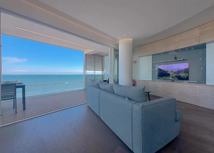 Luxury Seafront Apartment, Parking And By Host Hero Apartment