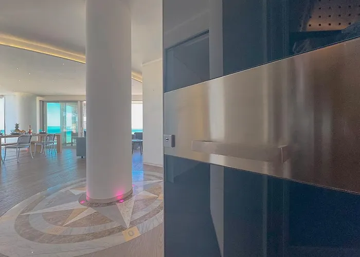 Luxury Seafront Apartment, Parking And By Host Hero Apartment *