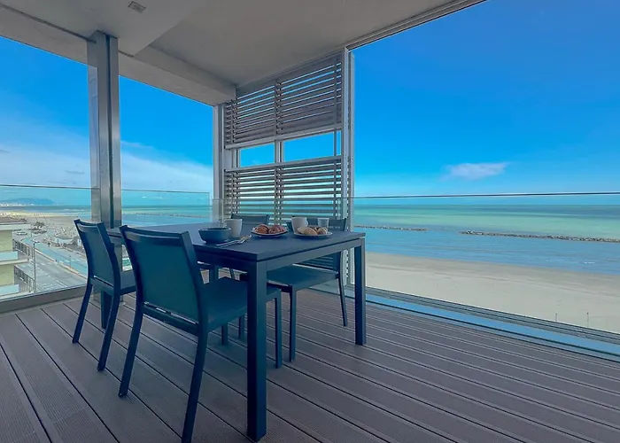 Luxury Seafront Apartment, Parking And By Host Hero Apartment