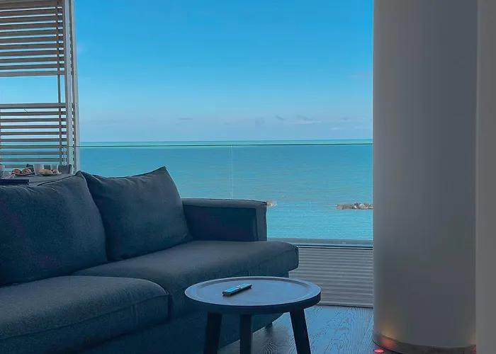 Luxury Seafront Apartment, Parking And By Host Hero Apartment