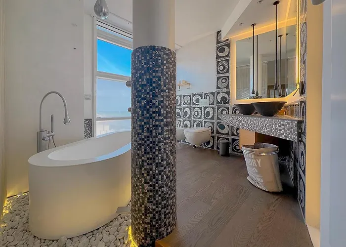 Apartment Luxury Seafront Apartment, Parking And By Host Hero Civitanova Marche