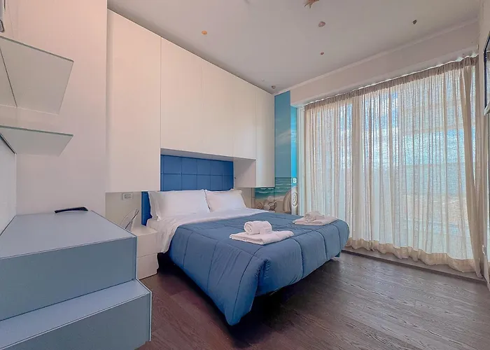 Luxury Seafront Apartment, Parking And By Host Hero Apartment